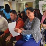 Beneficiaria comparte gestos de alegría y sensibilización compartidos en el evento, reflejando el ambiente de la jornada