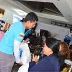 Voluntario realiza entrega de mercados en el evento