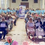 Todos los estudiantes con sus diplomas en mano junto a los voluntarios celebran juntos esta clausura