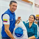 Entrega de beneficios Personas reciben beneficios de la fundación con acompañamiento de los voluntarios.