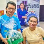 Entrega de beneficios Personas reciben beneficios de la fundación con acompañamiento de los voluntarios.