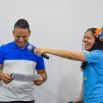 Felices participando del taller Participantes reciben orientación y beneficios en un ambiente amable y organizado.