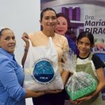 Entrega de beneficios Personas reciben beneficios de la fundación con acompañamiento de los voluntarios.