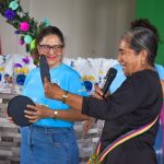 Jornada de apoyo comunitario Participantes reciben orientación y beneficios en un ambiente amable y organizado.