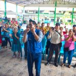 Jornada de apoyo comunitario Participantes reciben orientación y beneficios en un ambiente amable y organizado.