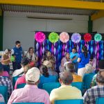 Jornada de apoyo comunitario Participantes reciben orientación y beneficios en un ambiente amable y organizado.