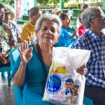 Beneficiarios felices Beneficiarios reciben felices kits muy completos.