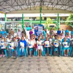 Beneficiarios felices Personas muestran alegría al recibir los apoyos entregados por la fundación.