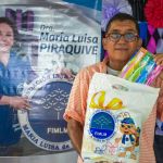 Entrega de beneficios Beneficiarios reciben felices kits muy completos.