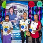 Entrega de beneficios Personas reciben beneficios de la fundación con acompañamiento de los voluntarios.