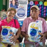 Entrega de beneficios Beneficiarios reciben felices kits muy completos.