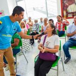 Taller Familias que aprenden, familias que se fortalecen Los asistentes se vincularon activamente a las dinámicas del taller “Familias que aprenden, familias que se fortalecen”.