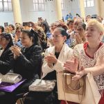 Aplaudiendo y riendo los asistentes disfrutan de las actividades durante la clausura