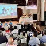 Los participantes visualizan un video con todos los recuerdos de sus clases presenciales en el programa Bienestar para la Persona Mayor