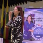 La cantante invitada está deleitando a los asistentes con su voz y melodías