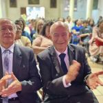 Momento de risas y aplausos en dos participantes durante las actividades de la clausura