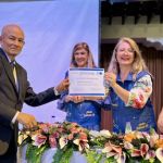Momento de emocionante entrega del diploma a un hombre graduado del programa Bienestar para la Persona Mayor