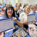 Enseñando con orgullo sus diplomas las participantes ríen con gozo en sus rostros