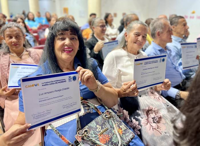 Enseñando con orgullo sus diplomas las participantes ríen con gozo en sus rostros