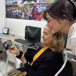 Beneficiaria comparte un momento de triunfo con una voluntaria