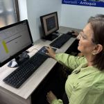 Estudiante utilizando la hoja de cálculo de Excel para resolver las actividades