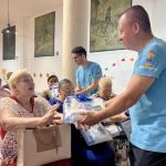 Momento en que una mujer recibe con grande alegría un obsequio de la Fundación