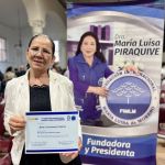 Mujer graduada de Bienestar para la Persona Mayor sonríe con su diploma en mano