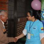 Beneficiario es recibido con una bienvenida de entusiasmo y alegría por parte de una voluntaria