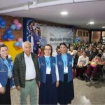 Beneficiario posa en una fotografía después de participar de una actividad en la jornada