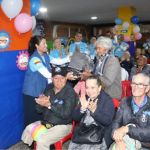 Con un escenario de celebración beneficiario recibe un regalo durante la jornada
