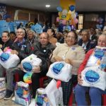 Celebración de parte de los beneficiarios por la entrega de kits de aseo y mercados