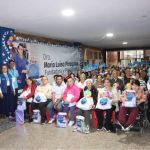 Beneficiarios sostienen en sus manos kits de aseo y mercados de un amor que piensa en su bienestar