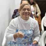 Con una sonrisa amplia y una mirada brillante que expresa gratitud y gozo, beneficiaria comparte el ambiente contagioso de los cursos
