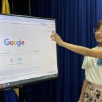Voluntaria enseña el uso del navegador de Google a los estudiantes