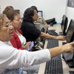 Estudiantes participan de actividades usando las hojas de cálculo de Excel