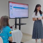 La voluntaria enseña con entusiasmo a los estudiantes a utilizar herramientas básicas de software, como el procesador de texto Word