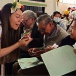 Voluntaria guía a una participante durante el desarrollo de una actividad