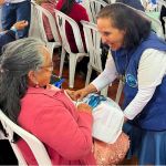 Beneficiaria recibe kit de aseo con el cariño y la atención de voluntaria