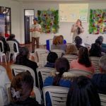 Voluntaria realiza pedagogía en la jornada enseñando sobre hábitos saludables que contribuyen al bienestar personal