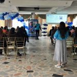 Voluntario realizando la presentación de la Dra. María Luisa en la jornada, presidenta y fundadora de la Fundación,