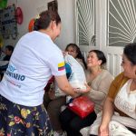 Beneficiaria recibe con contentamiento la entrega solidaria de mercados