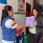 Beneficiaria recibe regalo después de participar en actividades lúdicas
