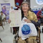 Beneficiaria comparte su proyecto artistico al expresar la división de las actividades diarias en el hogar entre sus familiares