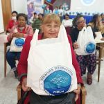 Beneficiarios muestran felicidad al recibir los mercados