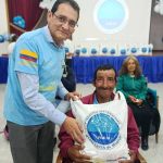 Beneficiario muestra su felicidad al recibir el beneficio de mercados en la jornada