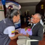 Beneficiario recibe con felicidad entrega de regalos