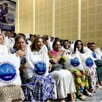 Beneficiarios con felicidad al momento de recibir la entrega de mercado