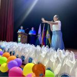 Voluntaria realiza el taller que fortalece la convivencia y la armonia en el hogar