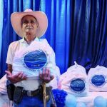 Entrega de mercado en un símbolo de ayuda que fortalece la dignidad