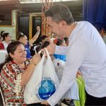 En un acto de servicio con amor, voluntario realiza la entrega de mercado a una beneficiaria